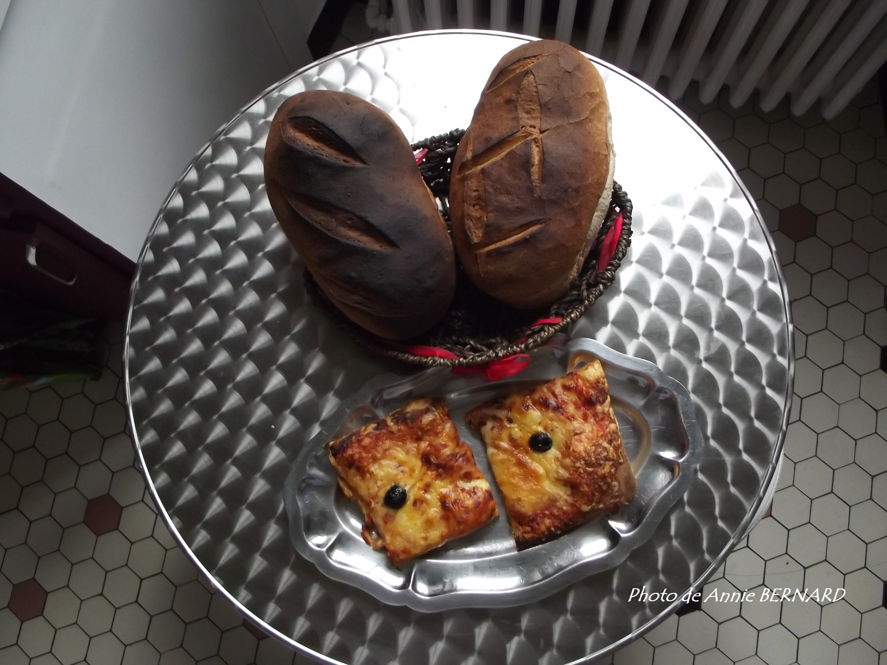 Pizzas et pain cuit dans le four de Néons