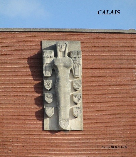 Sculpture sur une banque du centre ville